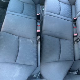 CLEAN MOOD - Porównanie tylnej kanapy samochodowej przed i po czyszczeniu, widoczne plamy usunięte z tapicerki.