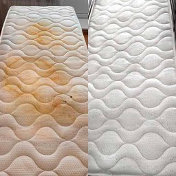 CLEAN MOOD - Materac z widoczną różnicą przed i po czyszczeniu: po lewej stronie silne zabrudzenia, po prawej czysty, biały materiał.