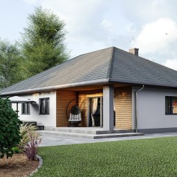 EasyLivin DESIGN - Wizualizacja parterowego domu jednorodzinnego z szarą dachówką, drewnianą elewacją i tarasem z wiszącym fotelem, otoczonego zielenią.