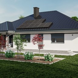 EasyLivin DESIGN - Wizualizacja parterowego domu jednorodzinnego z ciemną dachówką, panelami słonecznymi i białymi ścianami, otoczonego zadbanym trawnikiem i rabatami z kwiatami.