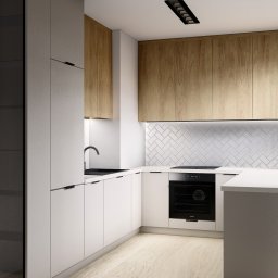 EasyLivin DESIGN - Wizualizacja nowoczesnej kuchni z białymi i drewnianymi szafkami, czarnym zlewem i baterią, oraz podłogą imitującą jasne drewno. Na ścianie białe płytki ułożone w jodełkę, a nad nimi oświetlenie LED.
