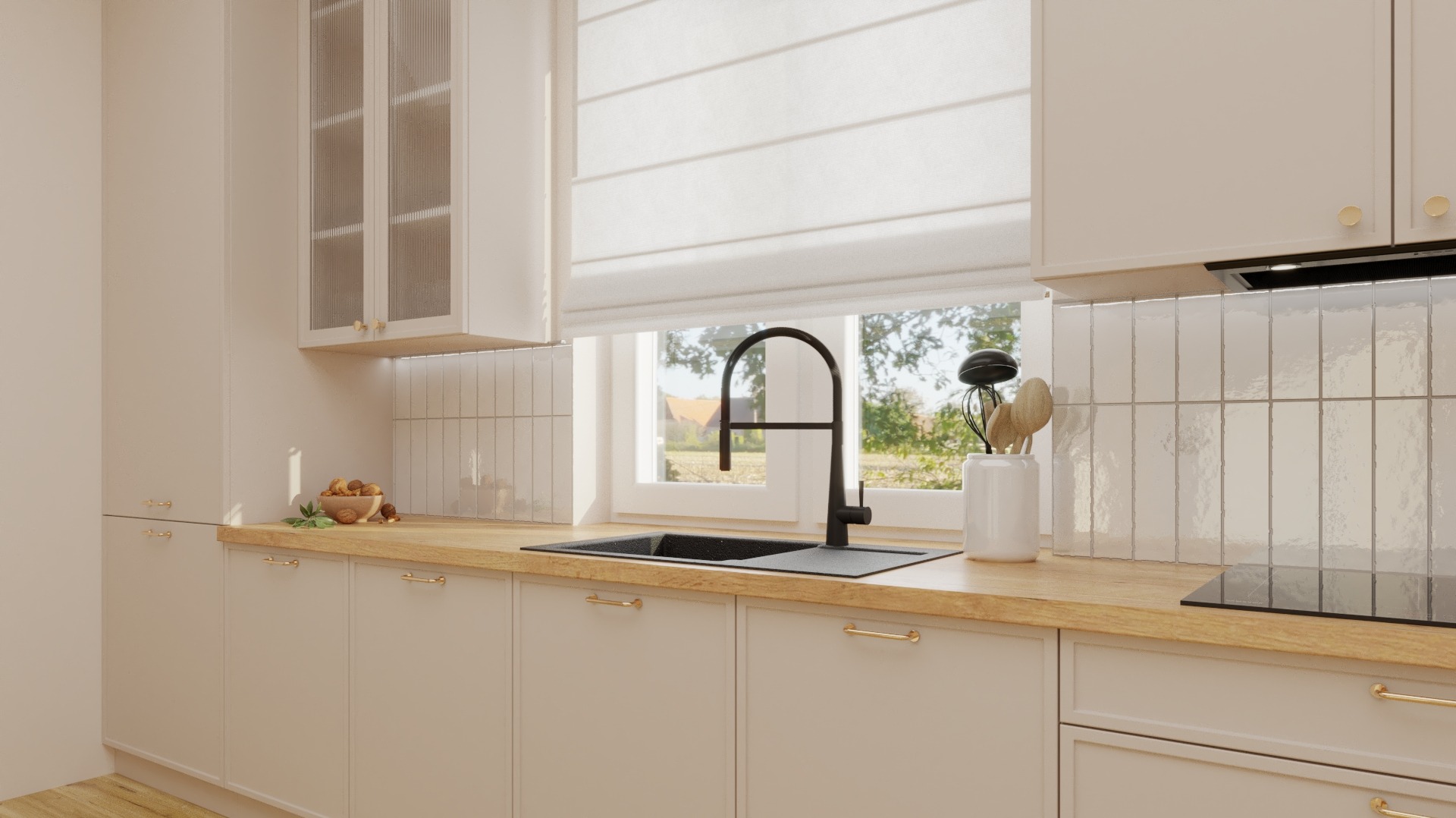 Jasna kuchnia z drewnianym blatem, czarną armaturą i białymi płytkami na ścianie, widok na okno z roletą rzymską i zielenią za nim.