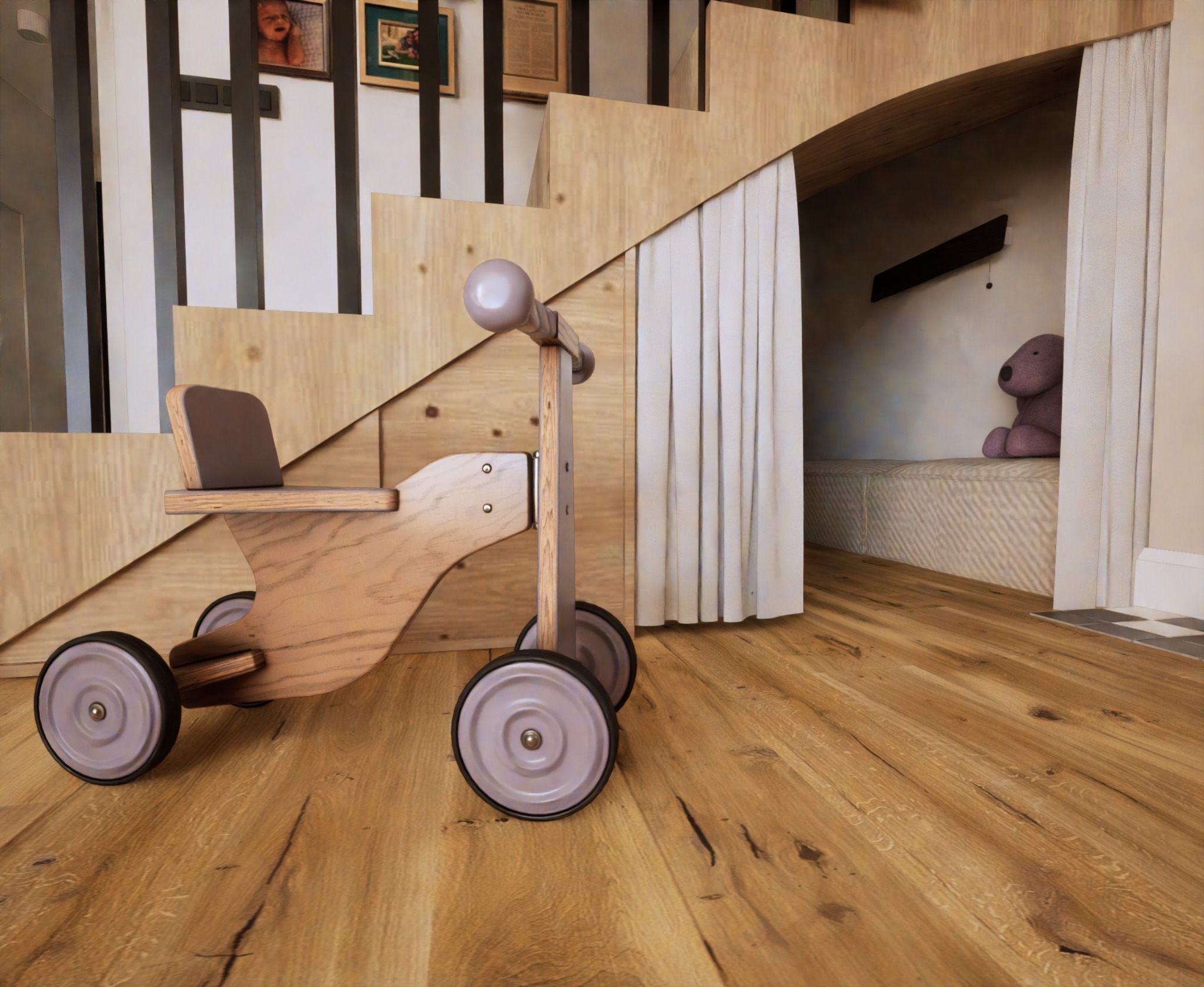 Drewniany jeździk dziecięcy na tle schodów z ukrytą wnęką do zabawy, zasłoniętą kremowymi zasłonami.