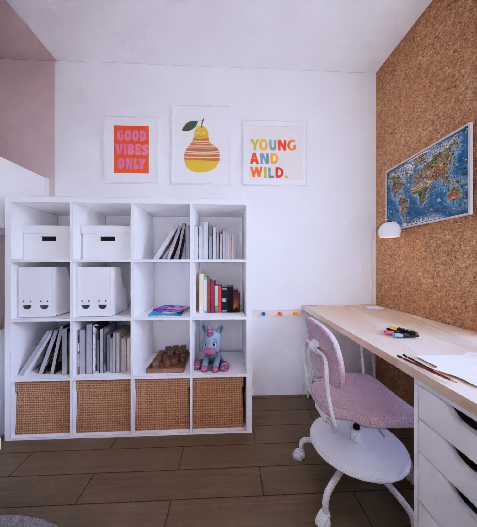 Pokój dziecięcy z białym regałem, biurkiem z jasnego drewna, różowym krzesłem obrotowym i dekoracjami ściennymi w postaci mapy świata i kolorowych grafik.