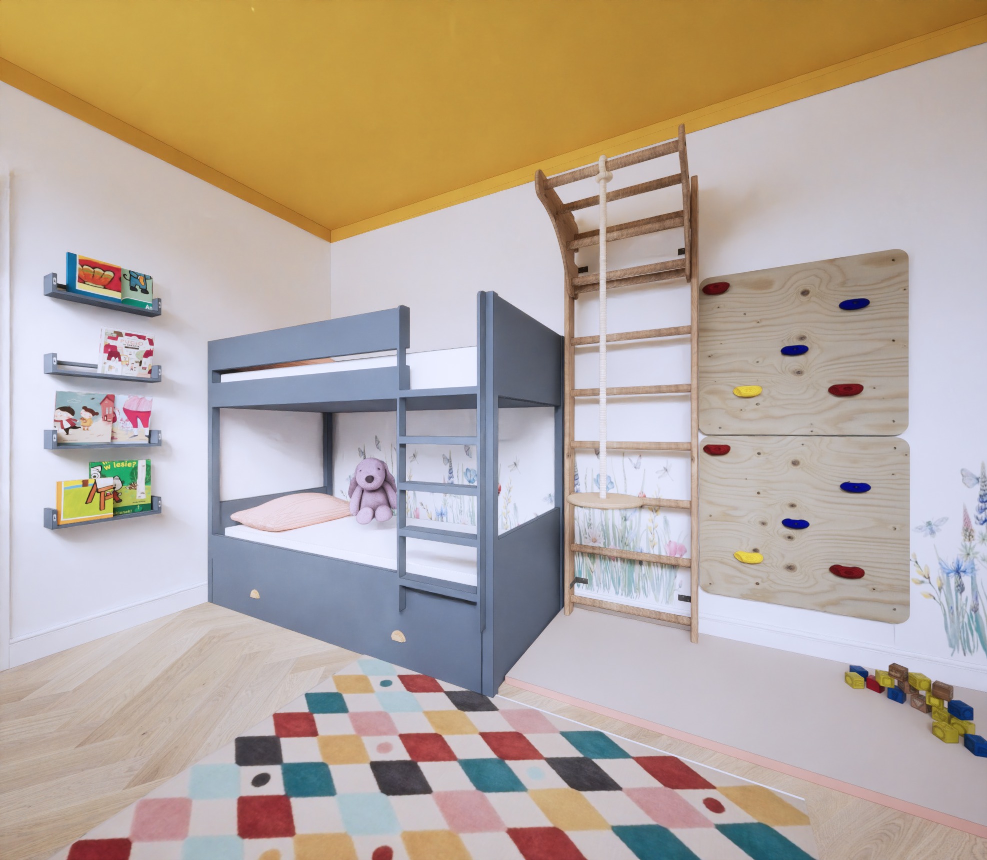 Pokój dziecięcy z szaro-białym łóżkiem piętrowym, drabinką gimnastyczną, ścianką wspinaczkową i kolorowym dywanem w romby na podłodze z jasnego drewna, dekoracje ścienne z motywem łąki.