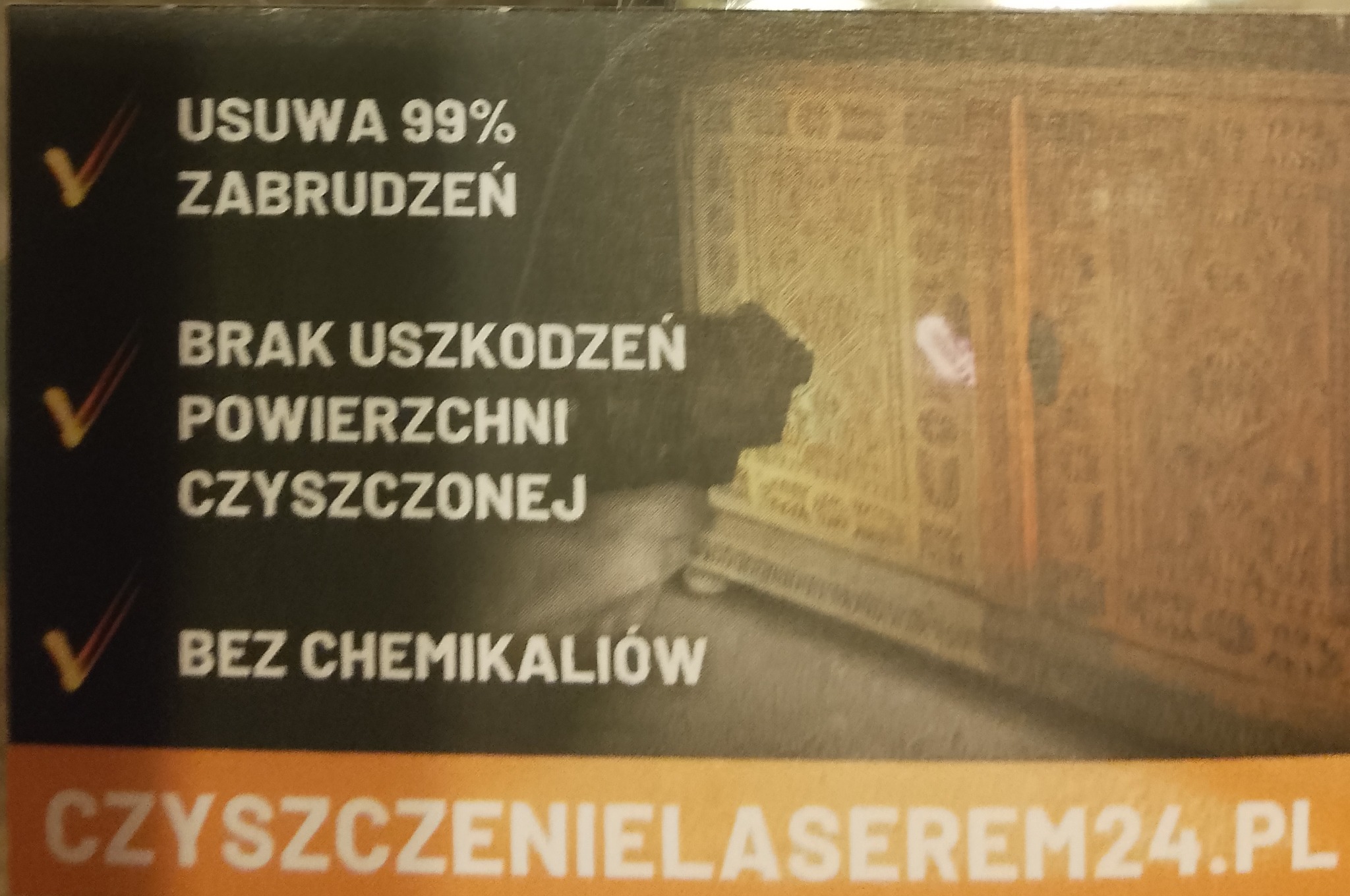 Reklama firmy czyszczącej laserem, obiecująca usunięcie 99% zabrudzeń, brak uszkodzeń czyszczonej powierzchni i brak użycia chemikaliów, na tle wyczyszczonego dywanu.