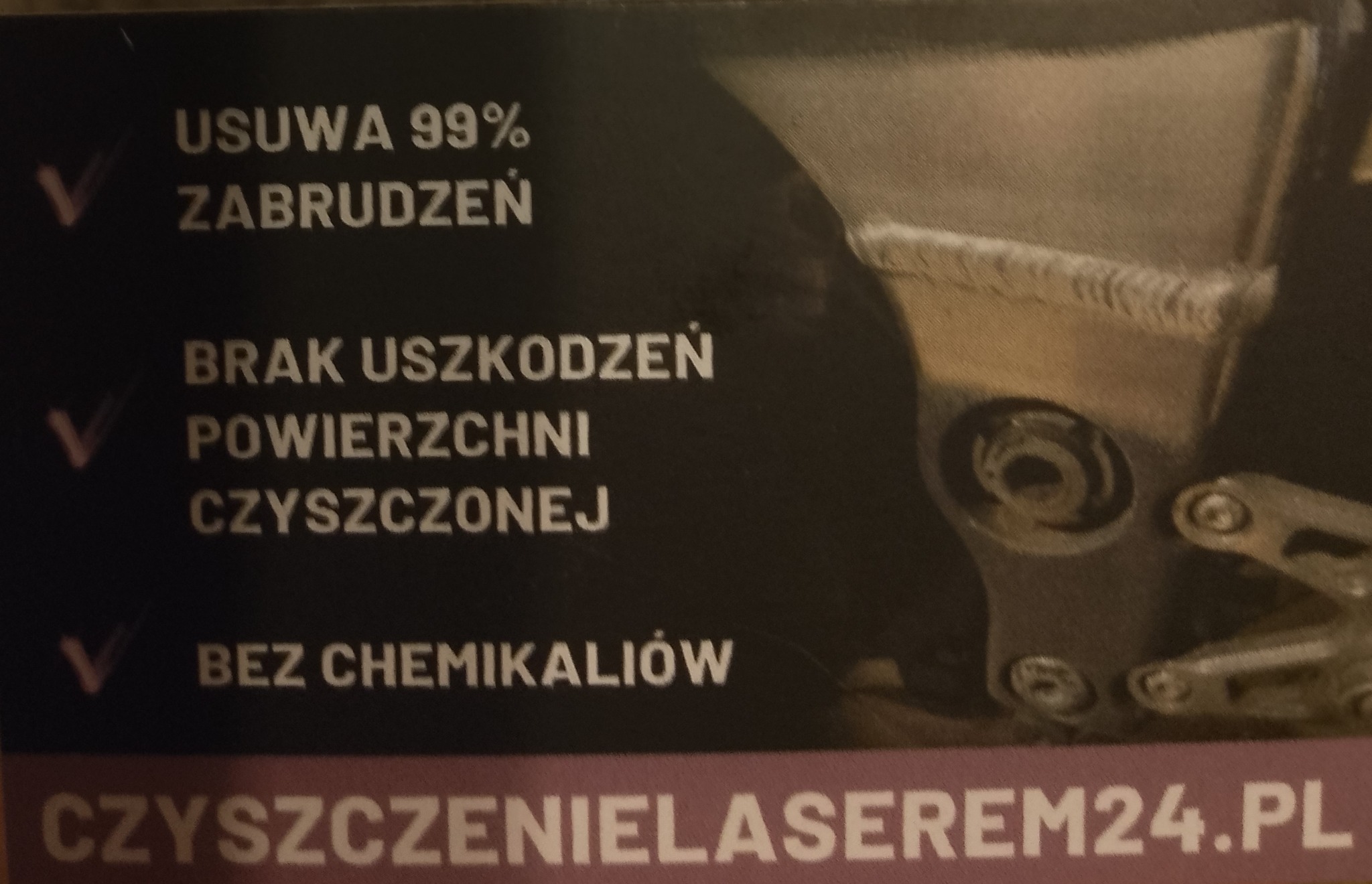 Reklama czyszczenia laserowego metalowych elementów, zapewniająca usunięcie 99% zabrudzeń bez uszkodzeń powierzchni i bez użycia chemikaliów. Widoczny fragment wyczyszczonej metalowej części...