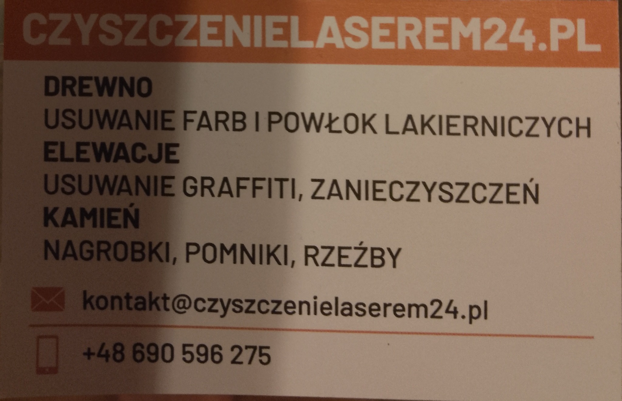 Wizytówka firmy oferującej laserowe usuwanie farb, powłok lakierniczych, graffiti i zanieczyszczeń z drewna, elewacji, kamienia oraz nagrobków, pomników i rzeźb. Zawiera adres strony internetowej...