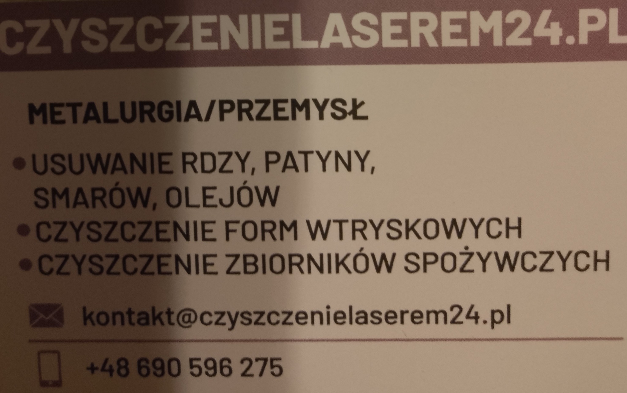 Wizytówka firmy oferującej usługi czyszczenia laserowego w przemyśle i metalurgii, w tym usuwanie rdzy, patyny, smarów i olejów, czyszczenie form wtryskowych oraz zbiorników spożywczych. Zawiera...