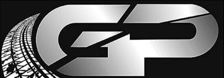 Srebrne logo firmy transportowej na czarnym tle, z motywem śladów opon. Nowoczesny, dynamiczny design.