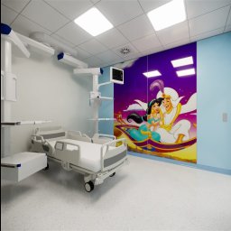 Piotr Żwirblis SERVIS - Wnętrze pokoju szpitalnego z łóżkiem, aparaturą medyczną i ścianą ozdobioną motywem z bajki Aladyn.