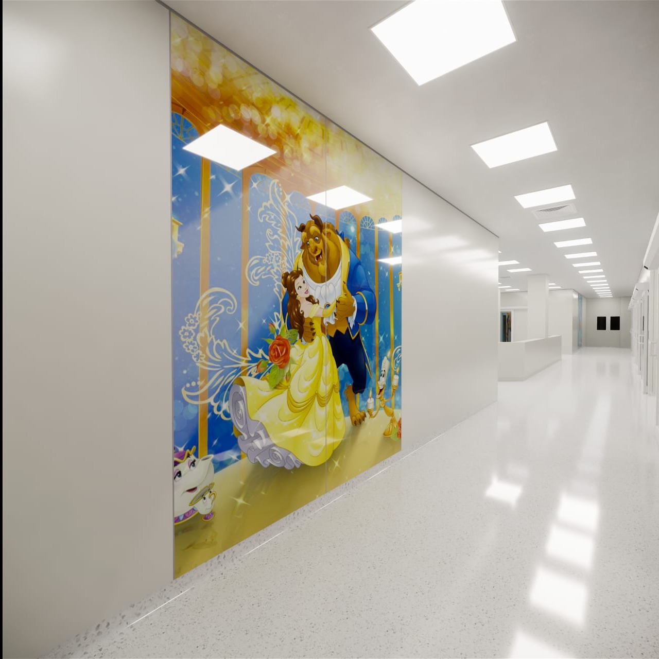 Długi, jasny korytarz z dużym, bajkowym muralem przedstawiającym scenę z 'Pięknej i Bestii' na jednej ze ścian.