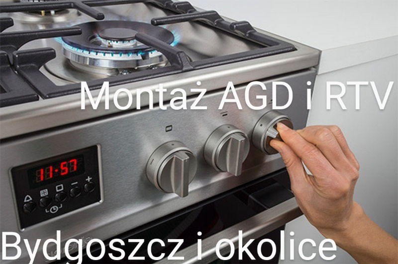 Włączona, nowoczesna kuchenka gazowa ze stali nierdzewnej z niebieskim płomieniem, obsługiwana przez dłoń, widoczny panel sterowania z wyświetlaczem.