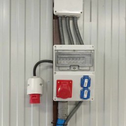 Jedna z ostatnich realizacji skrzynki bezpiecznikowej w garażu typu blaszak