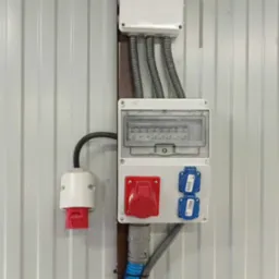 Jedna z ostatnich realizacji skrzynki bezpiecznikowej w garażu typu blaszak