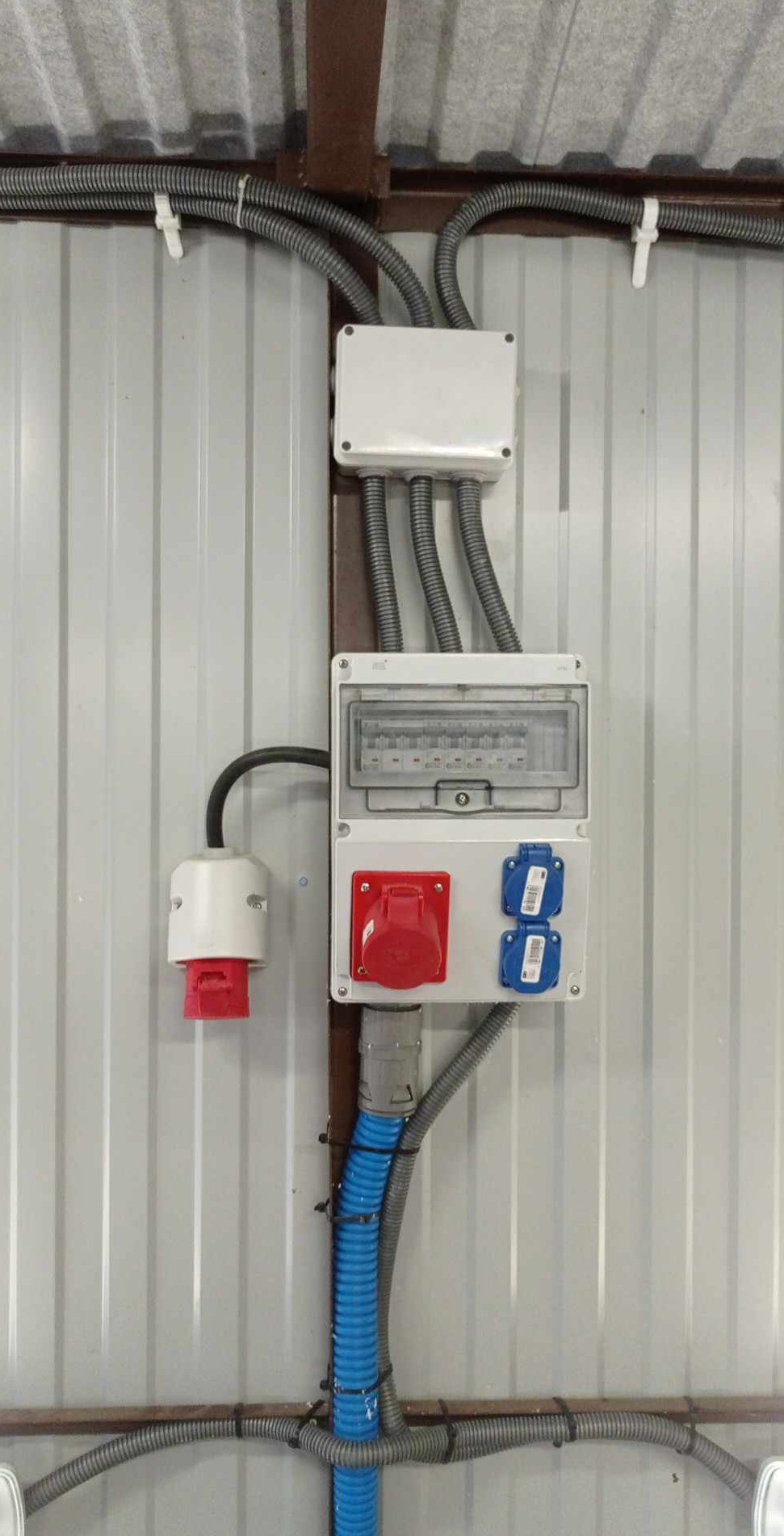 Jedna z ostatnich realizacji skrzynki bezpiecznikowej w garażu typu blaszak