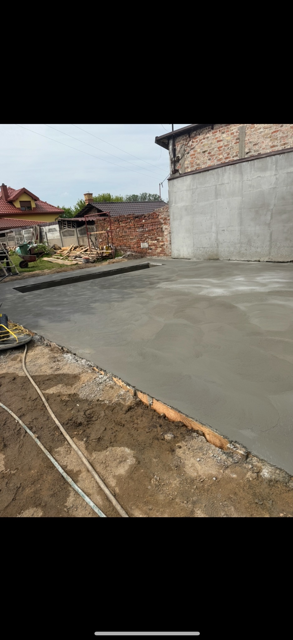 Wylewka betonowa na posesji w Przasnyszu, przygotowana pod dalsze prace. Widoczne ślady po zacieraczce i przygotowane obrzeża.