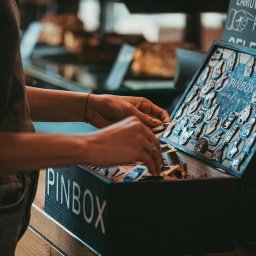 PINBOX w kawiarni przy kasie - podaruj klientom chwile dziecięcej radości!