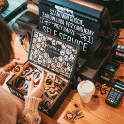 Przypinki PINBOX w kawiarni Gniazdo przy kasie. Często wywołują uśmiech u klientów :)