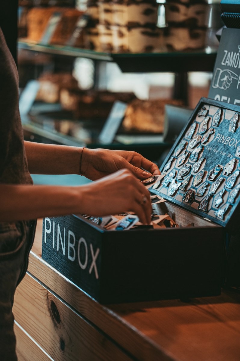 PINBOX w kawiarni przy kasie - podaruj klientom chwile dziecięcej radości!