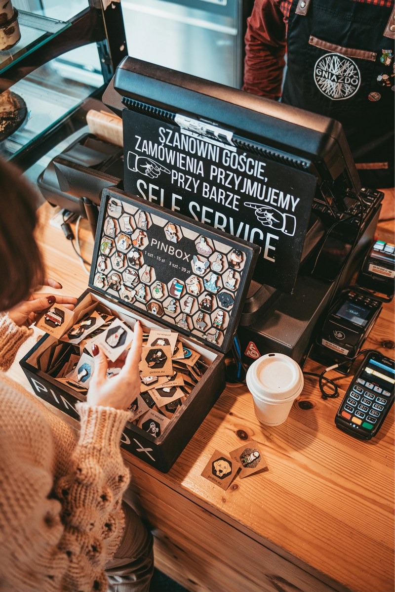 Przypinki PINBOX w kawiarni Gniazdo przy kasie. Często wywołują uśmiech u klientów :)
