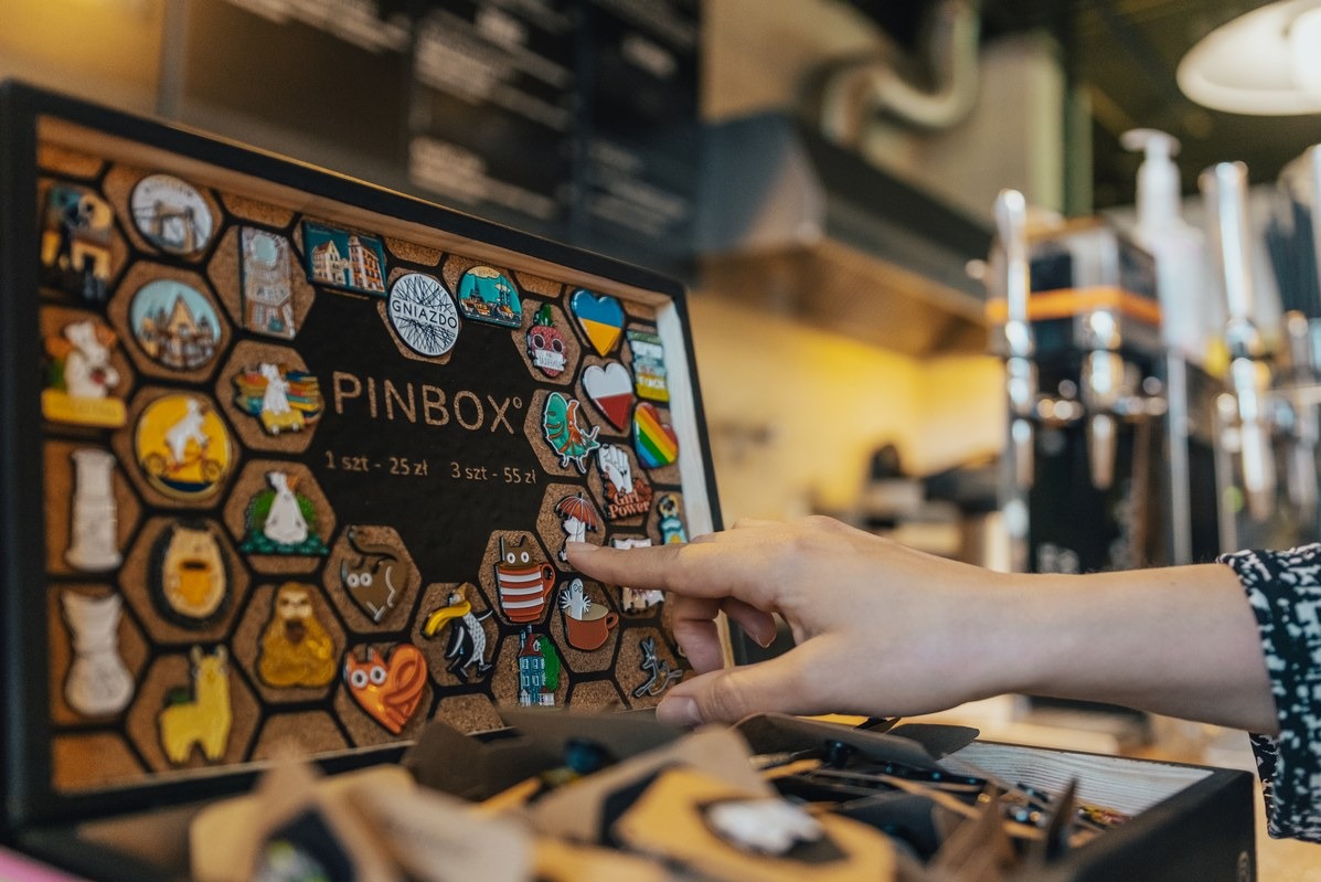 Przekształć swój lokal w miejsce wspomnień – przypinki PINBOX łączą ludzi!