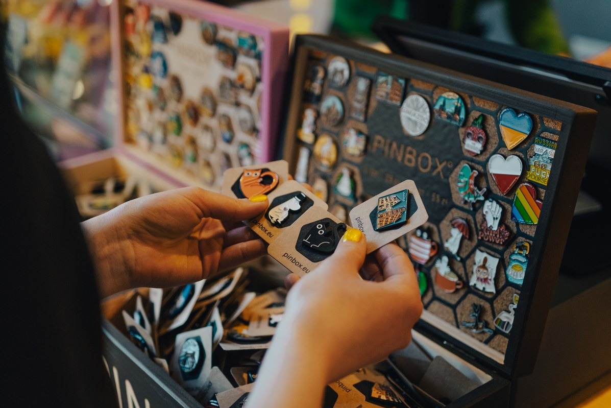 Przekształć swój lokal w kreatywne miejsce, które inspiruje i zachwyca – przypinki PINBOX łączą ludzi.