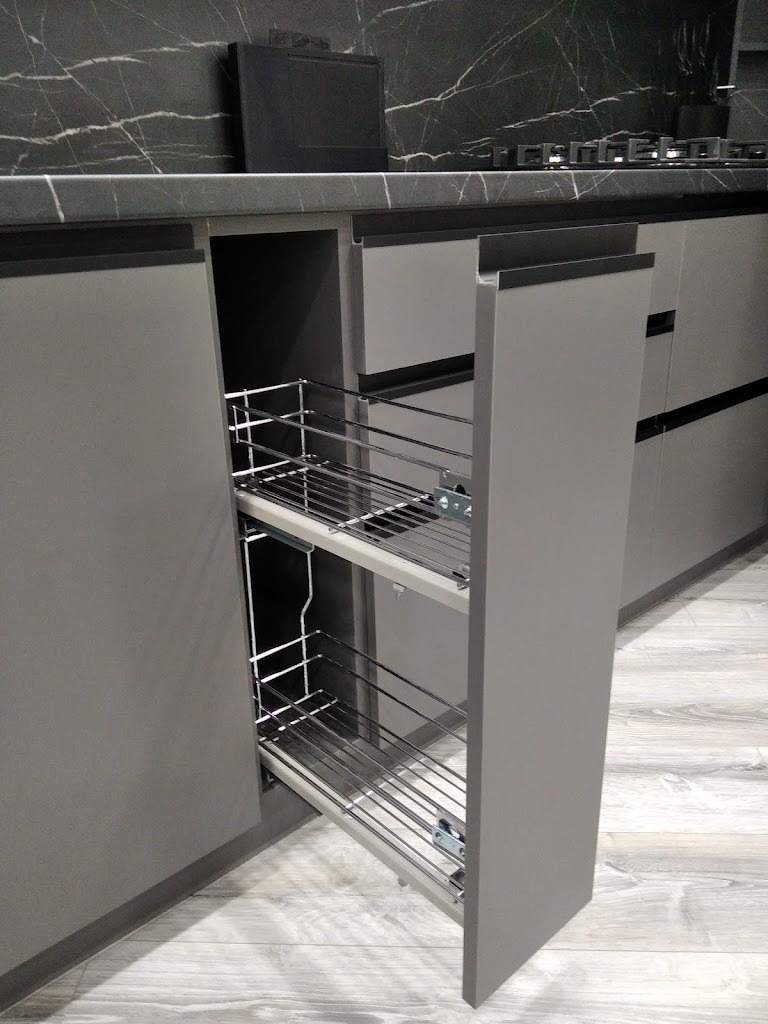 Szara szafka kuchenna na wymiar z wysuwanymi drucianymi koszami, marmurowy blat i drewnopodobna podłoga.