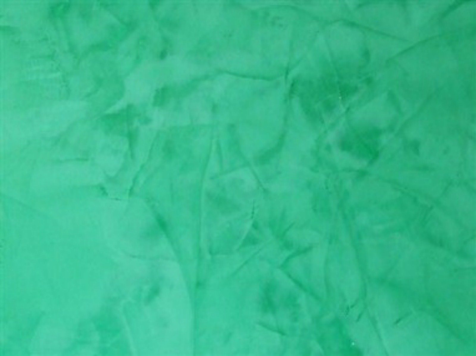 Zielona, teksturowana ściana w Krakowie, imitująca stiuk wenecki.