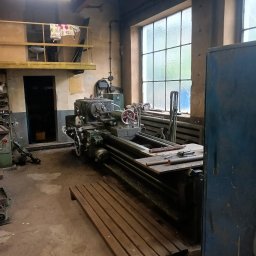 DON SERWIS Paweł Wójcik - Dysponujemy różnej wielkości tokarkami na zdjęciu widoczna maszyna do toczenia materiału do 6 metrów długości