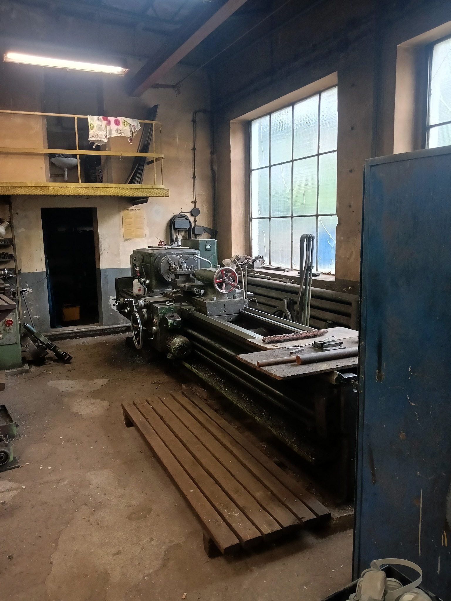 Dysponujemy różnej wielkości tokarkami na zdjęciu widoczna maszyna do toczenia materiału do 6 metrów długości
