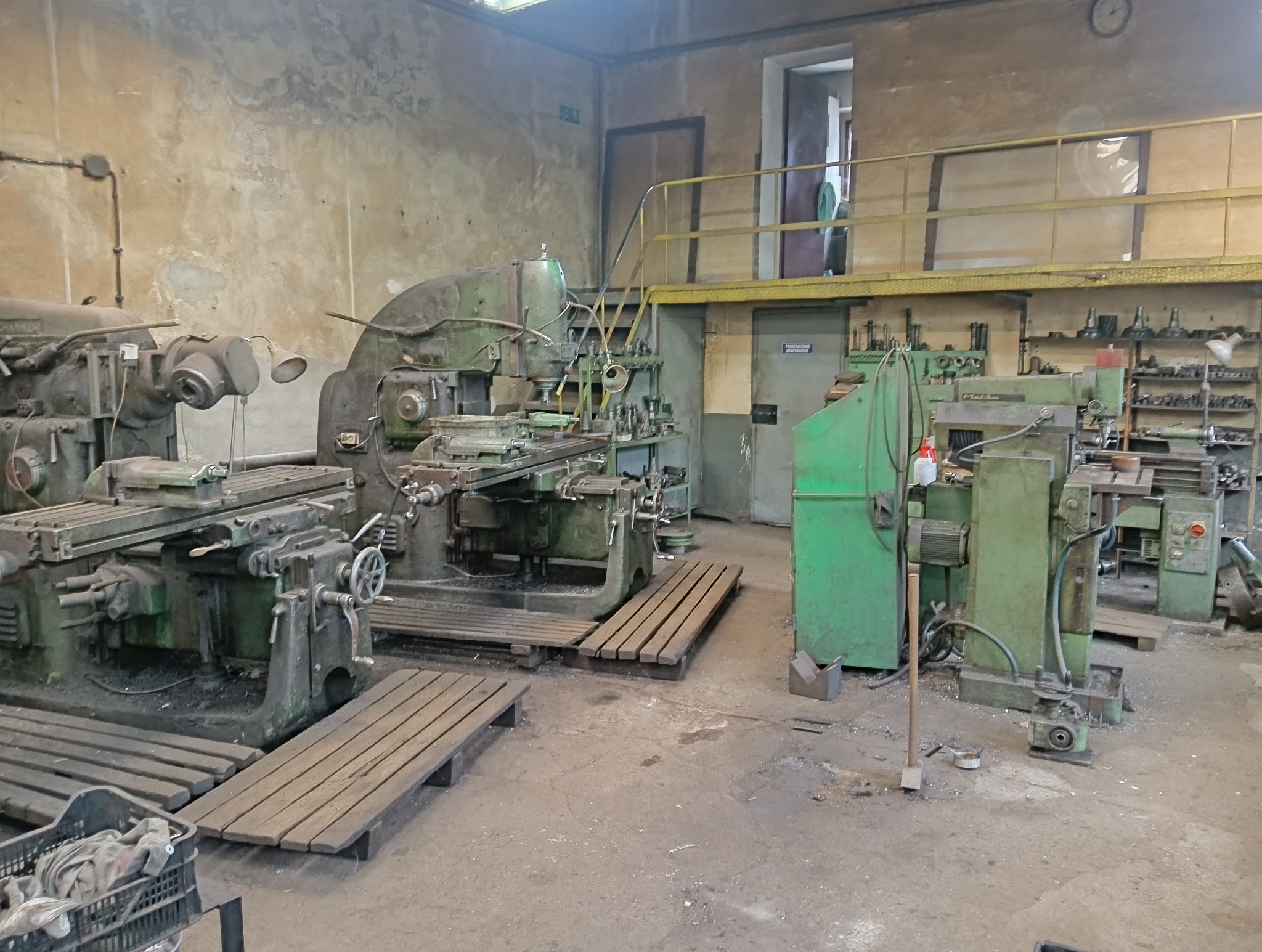 Dysponujemy trzema rodzajami frezarek.