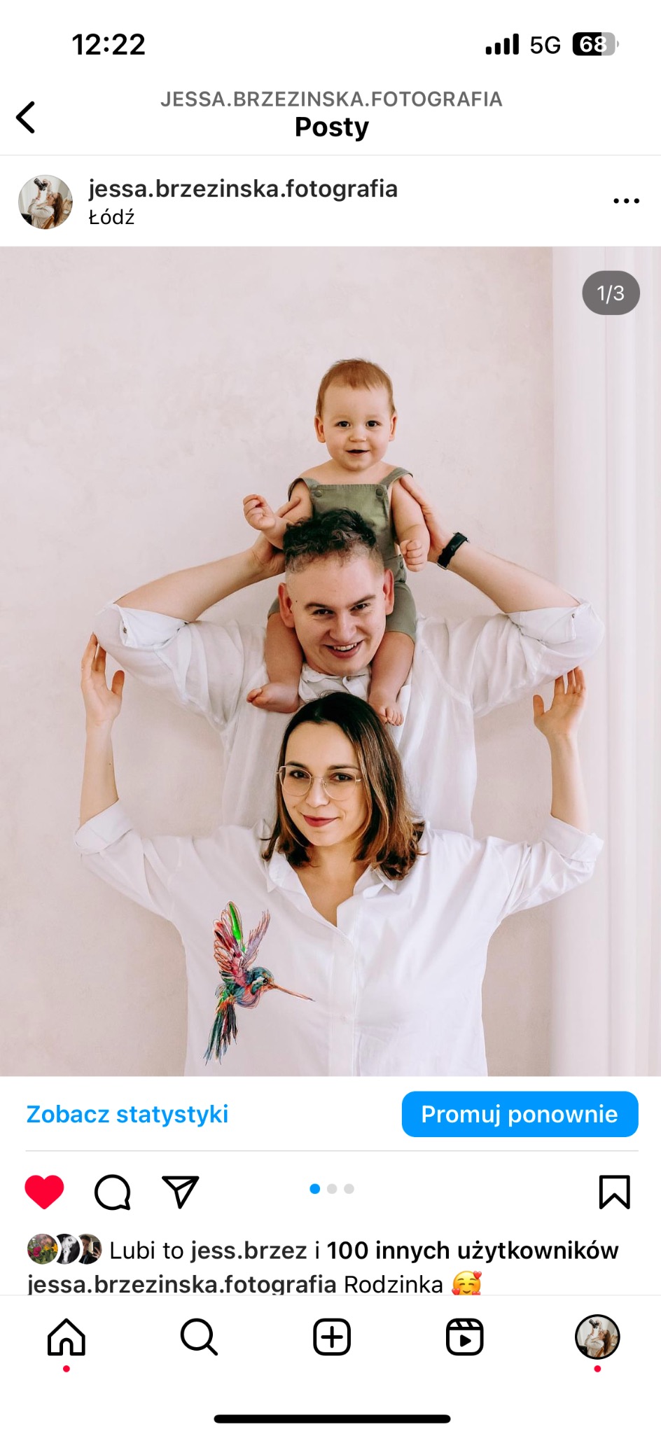 Zdjęcie uśmiechniętej rodziny z Tuszyna: mama w okularach i koszuli z kolibrem, tata trzymający na ramionach roześmianego synka w zielonym kombinezonie.