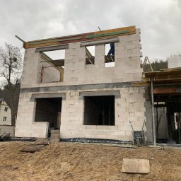 MAK-BUD DEVELOPMENT - Budowa domu z betonu komórkowego: ściany parteru i piętra z otworami okiennymi, widoczne szalunki i rusztowania. Etap wznoszenia ścian.
