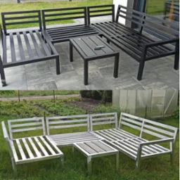 Dwa ujęcia tego samego metalowego zestawu mebli ogrodowych: czarne na tarasie i srebrne na trawie. Nowoczesny design z prostymi liniami i stolikiem kawowym.