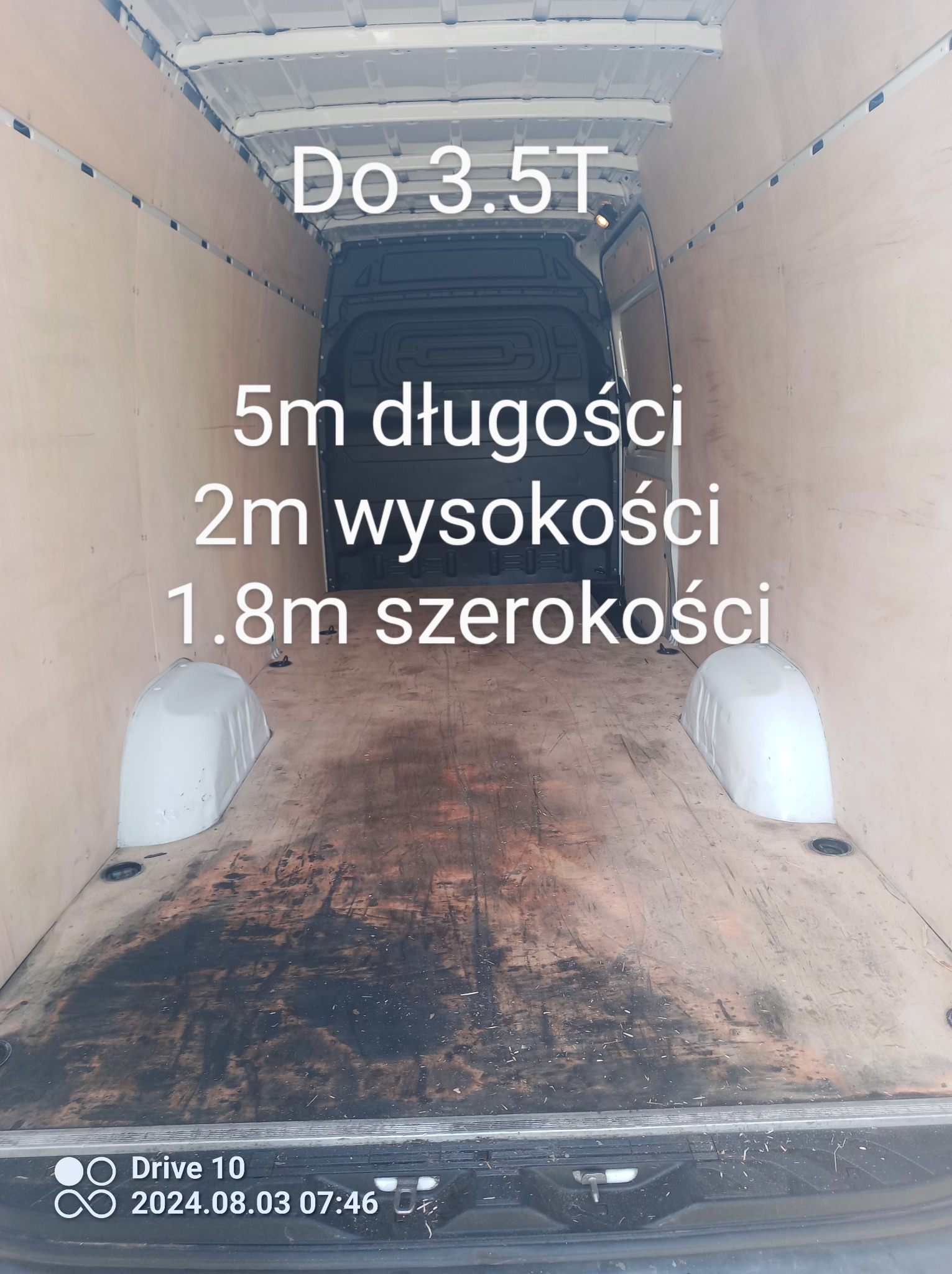 Wnętrze dostawczego samochodu o wymiarach 5m długości, 2m wysokości i 1.8m szerokości, przystosowanego do transportu ładunków do 3.5 tony, z wyłożonymi sklejką ścianami i podłogą z widocznymi...