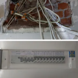 Niezabezpieczone kable elektryczne wystające z dziury w ścianie z cegły, powyżej skrzynki bezpiecznikowej Eaton z opisem obwodów. Widoczne pomarańczowe złączki WAGO.