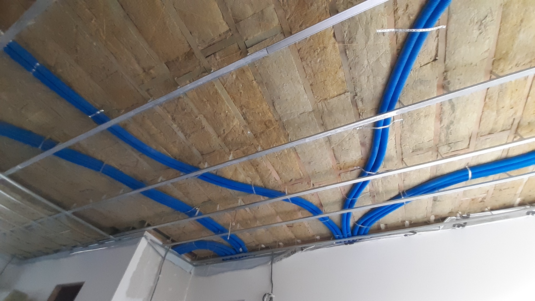 instalacja wełny ,rekuperacja montaż przewodów do skrzynek rozprężnych