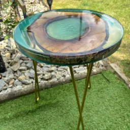 Stolik kawowy z dużą ilością żywicy i zanurzonym w niej drewnem( orzech włoski )