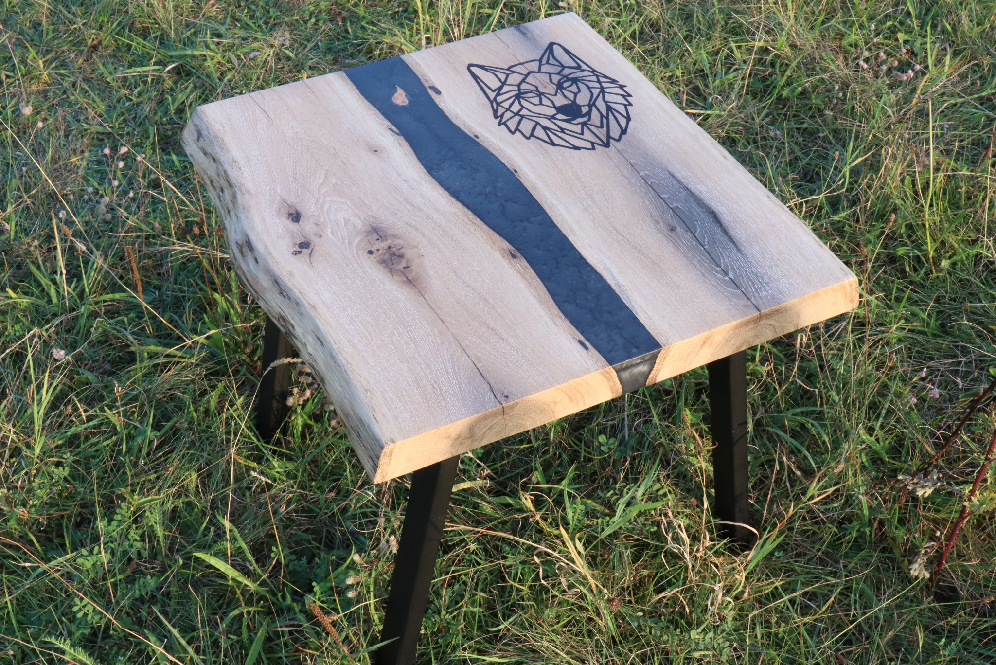 Stolik kawowy drewniany(dąb) i żywica epoksydowa w kolorze szarym.