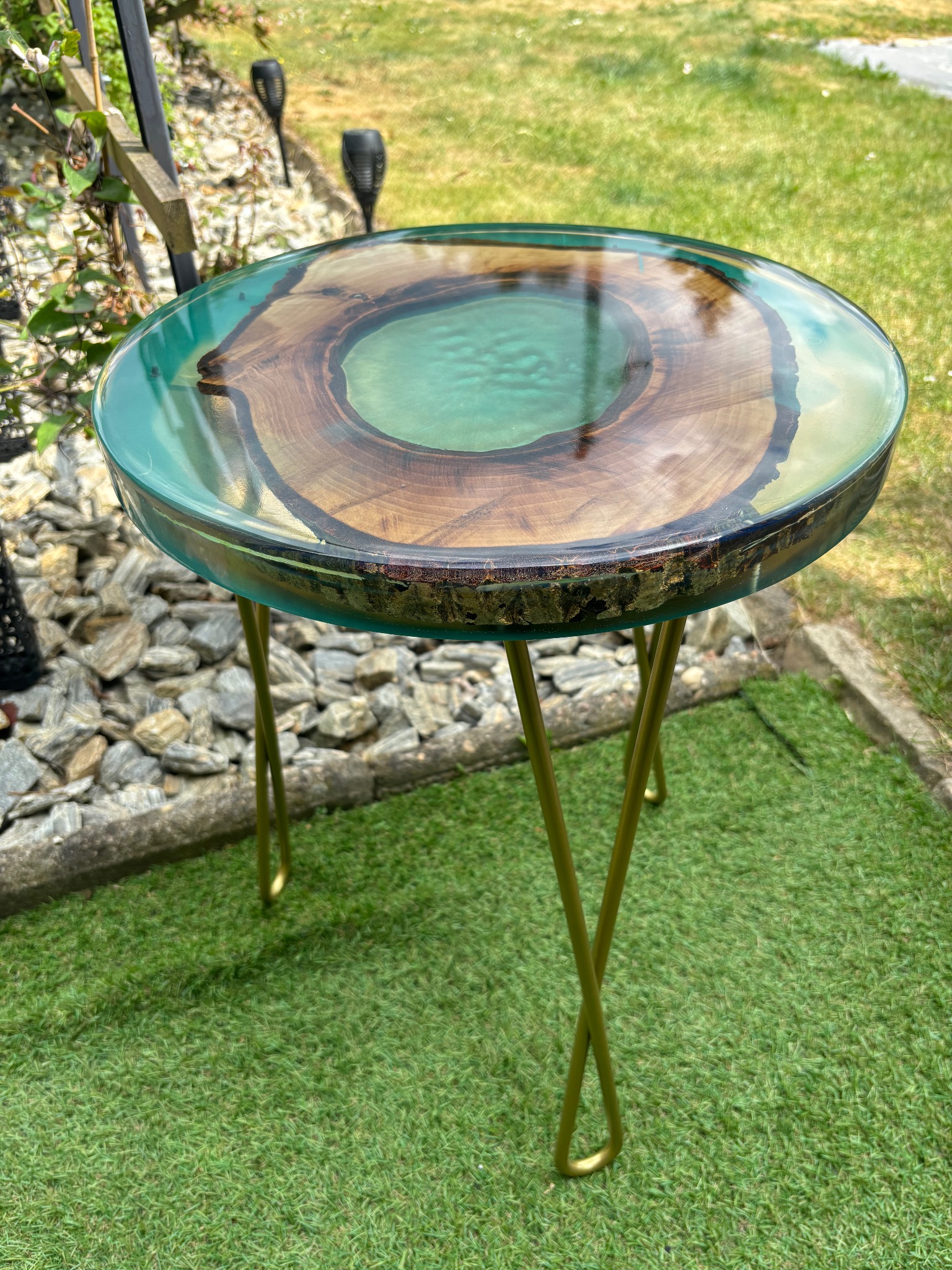 Stolik kawowy z dużą ilością żywicy i zanurzonym w niej drewnem( orzech włoski )