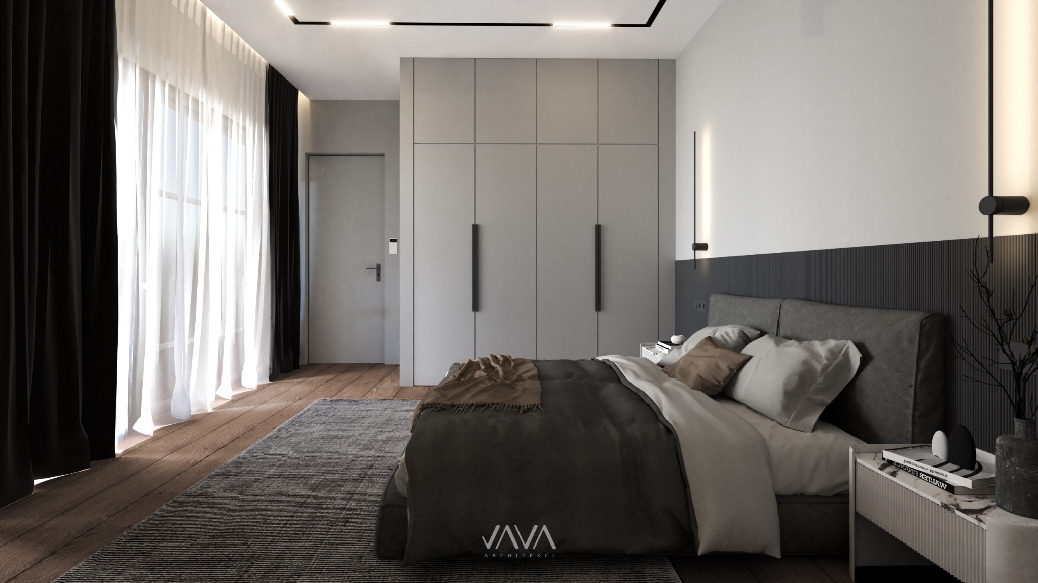 Nowoczesna sypialnia z szarą pościelą, drewnianą podłogą i dywanem w paski, oświetlona minimalistycznymi lampami ściennymi i światłem dziennym przez białe zasłony.