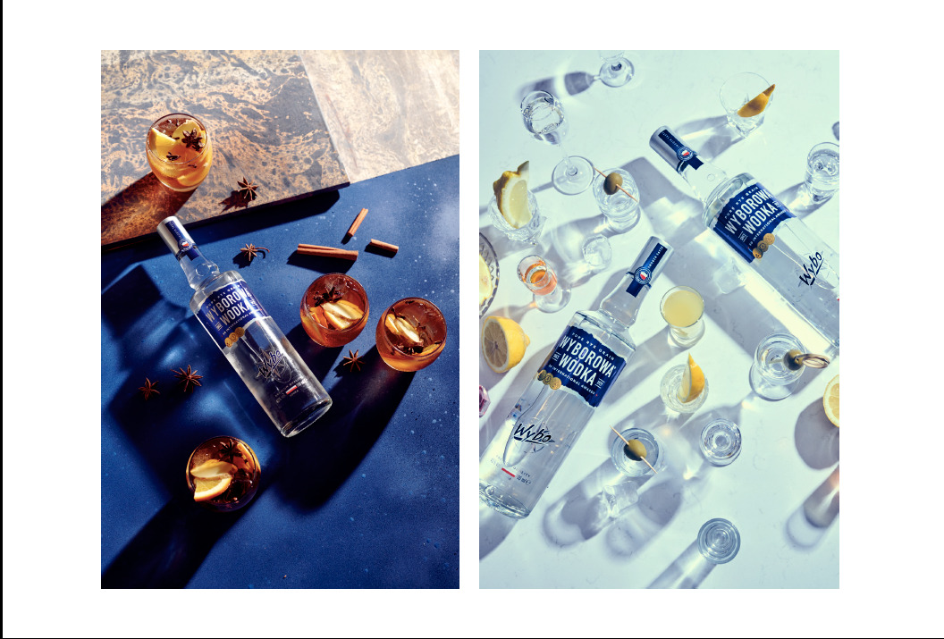 Dwie sceny: po lewej butelka wódki Wyborowa, szklanki z drinkiem, anyż gwiaździsty i laski cynamonu na niebieskim tle z fragmentem marmuru; po prawej dwie butelki wódki Wyborowa i różne szklanki...