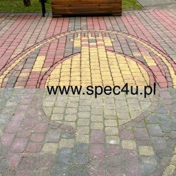 Firma Handlowo Usługowa ŁUKASZ SZLASKI - Kolorowa kostka brukowa ułożona w okrągły wzór, część kostki jest pokryta mchem, w tle drewniana donica.