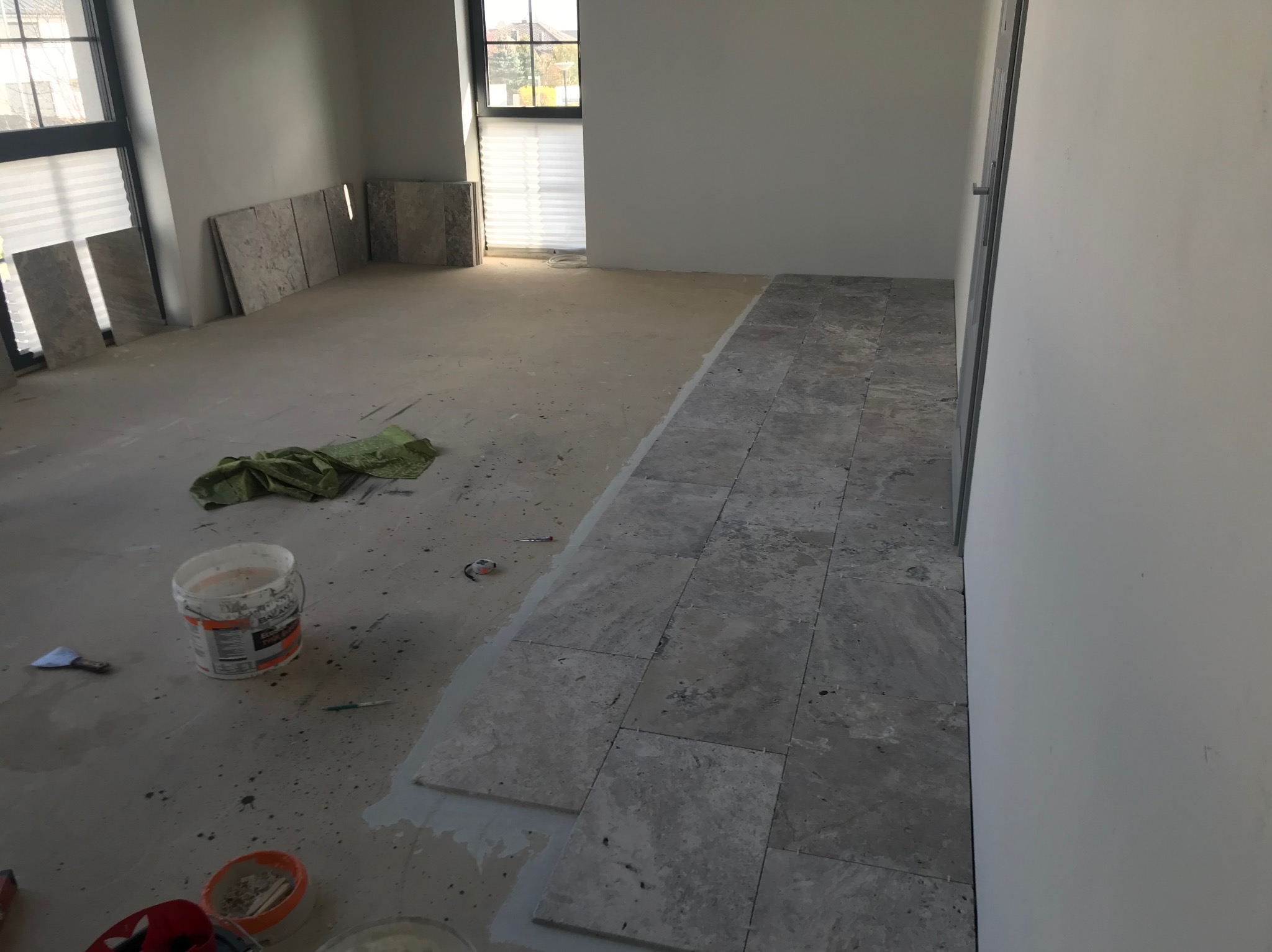 Układanie płytek z kamienia.