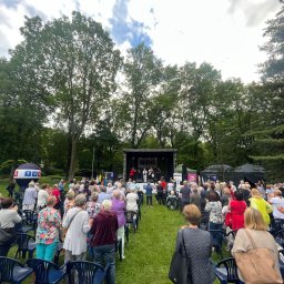 Extreme Sound - Plenerowa scena z występem na tle drzew, publiczność siedzi na krzesłach, w tle balon reklamowy TVS.