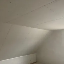 Poddasze w Sulęczynie z ukończonym montażem płyt na ścianach i suficie, widoczne łączenia i wkręty, przygotowane do dalszych prac wykończeniowych, okno w prawym rogu.