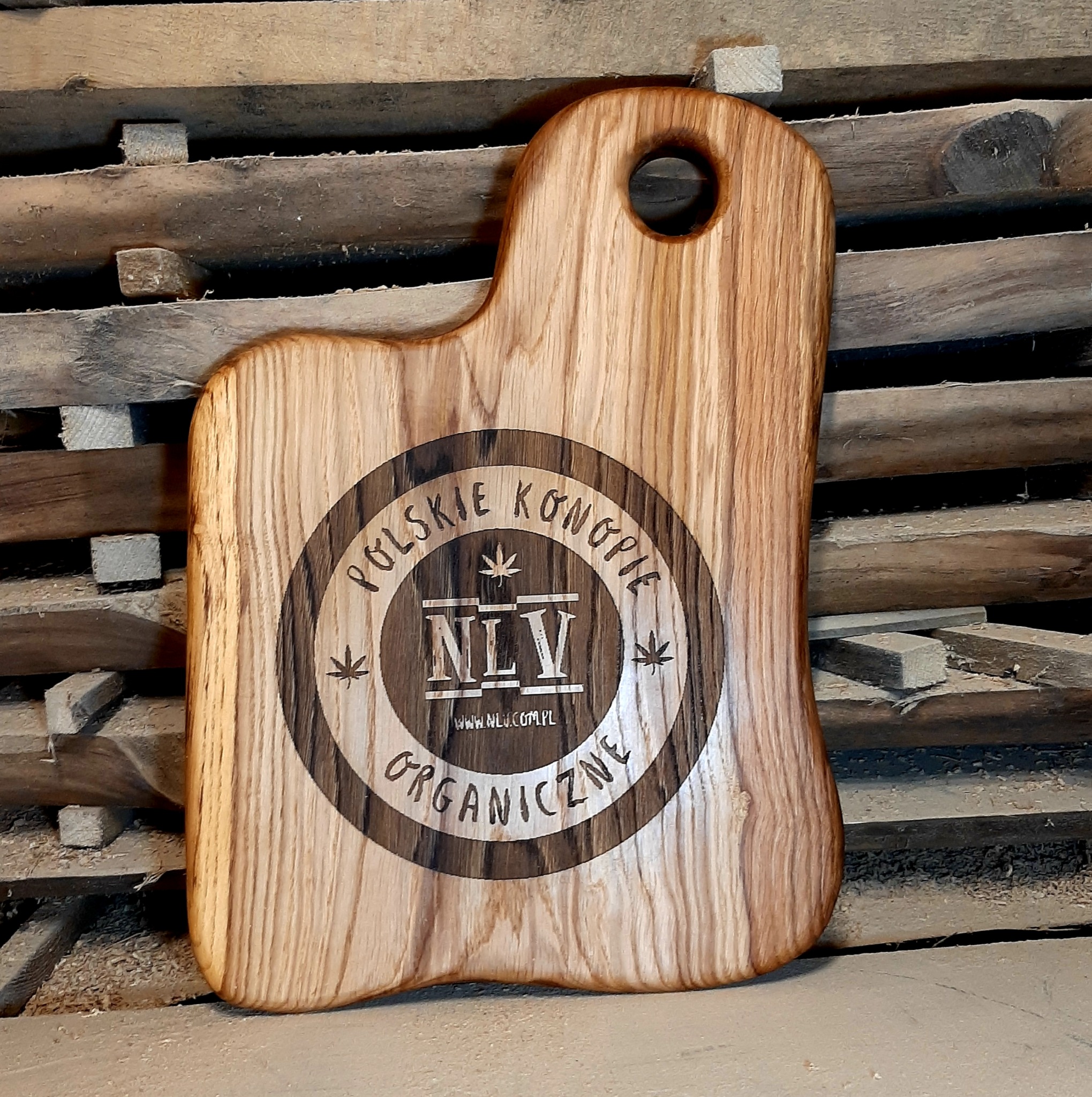 deska do podawania serów z wypalonym logo firmy