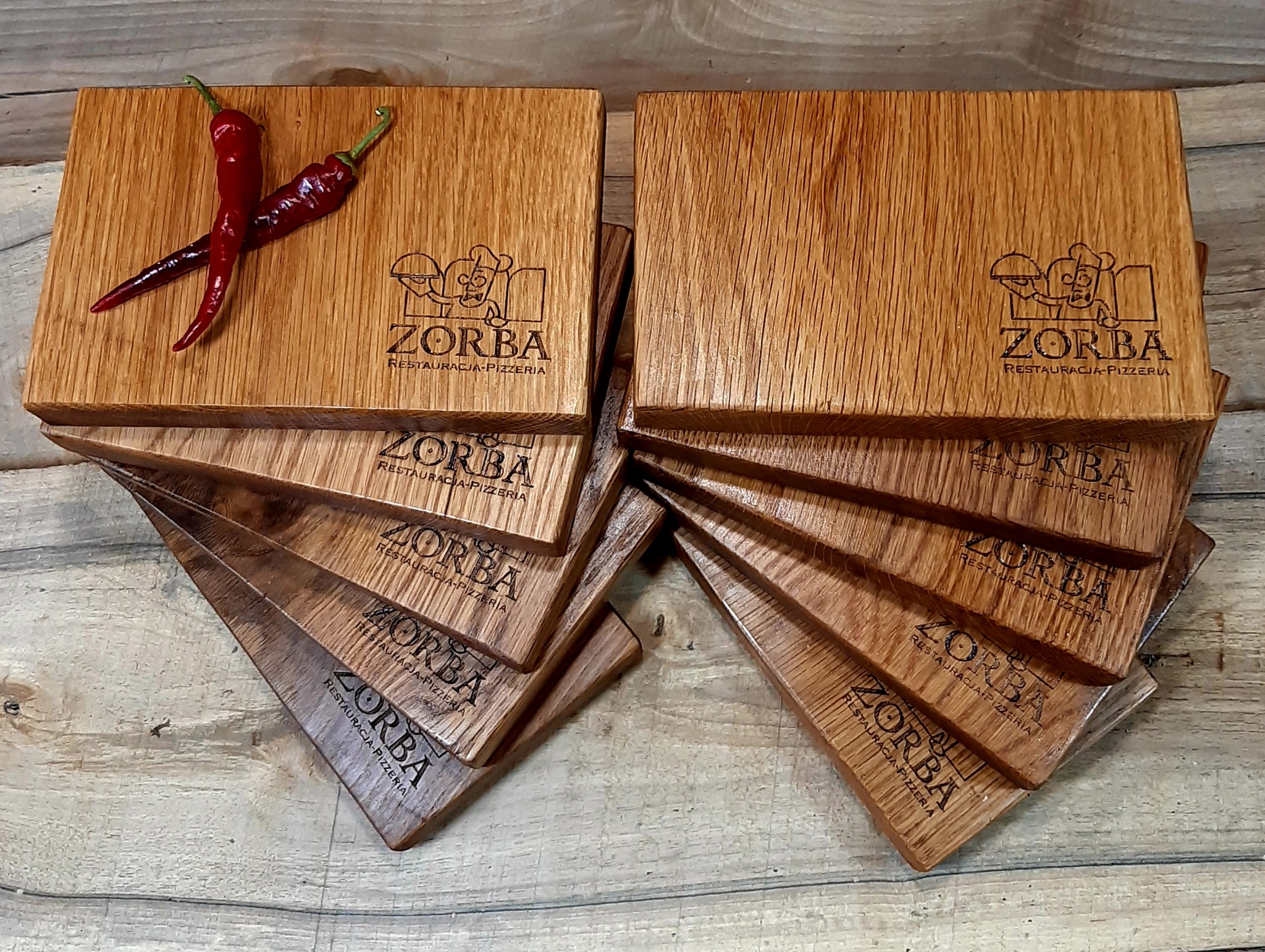 deski na 'czekadełka' dla restauracji. na dole po prawej stronie jest wypalone logo firmy
