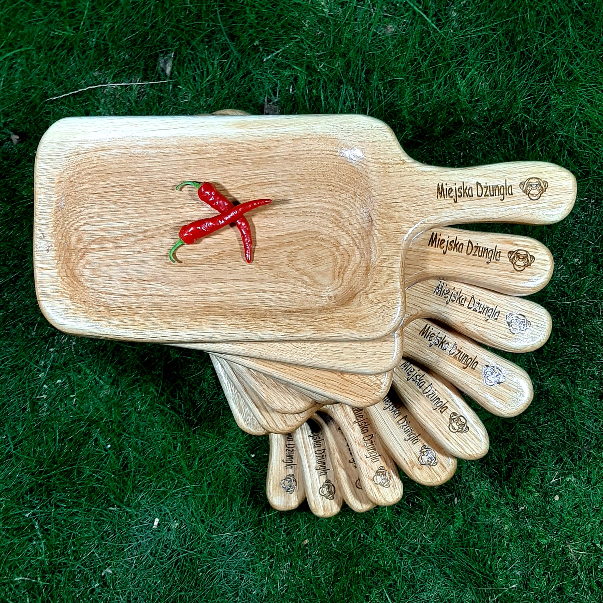 deska z wgłębieniem do podawania pyszności, na rączce jest wypalona nazwa restauracji